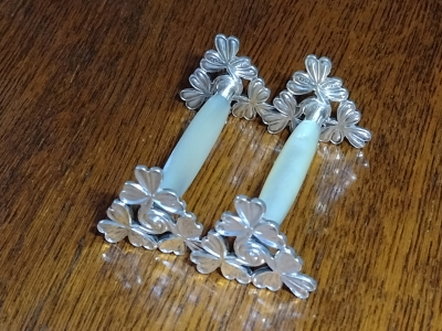 Shamrock ends silver and mother of pearl Collectable Antique Knife Rests right view