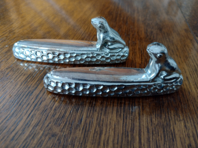 Left view of knife rest frogs - collectable gift